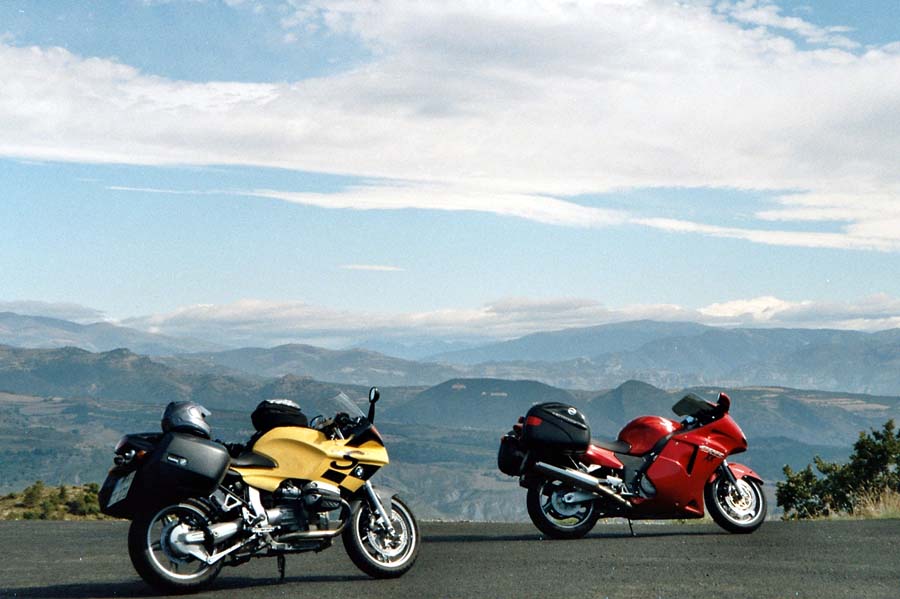 Die Mopeds vor Bergkulisse